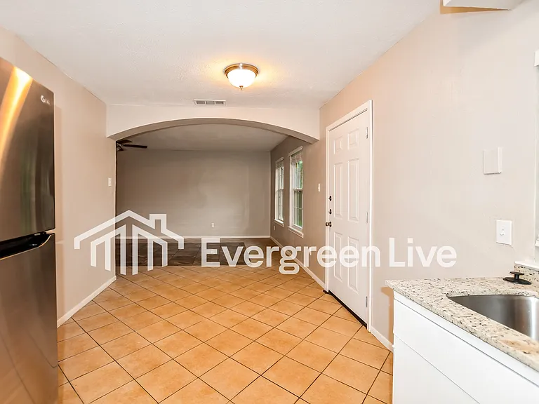 803 Catherine Ln — Photo 8