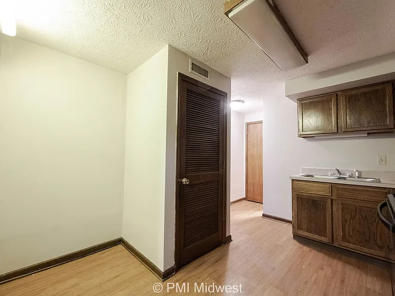 Parkway Apartments — Photo 14