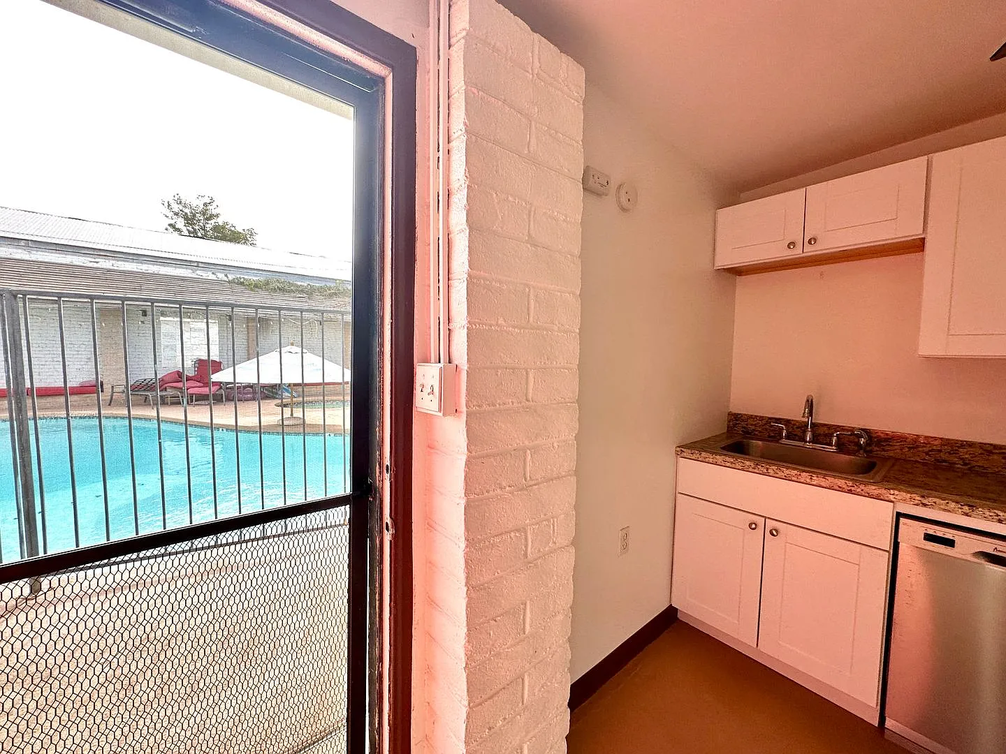 4th428 — Photo 3
