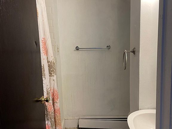 4th image of 186 Green Ln APT 1