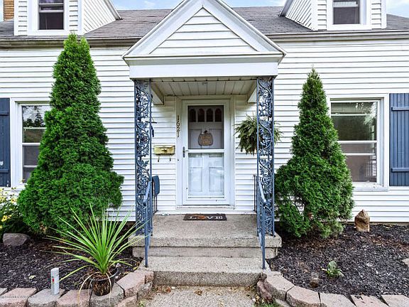 3rd image of 1621 W Shiawassee St