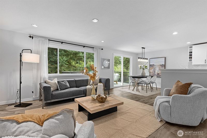 4th image of 2605 Camas Avenue NE