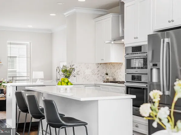 4973 Lakeside Xing, Chantilly, VA 20151