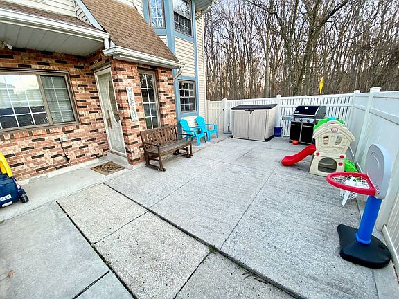 4th image of 61 Shirra Ave