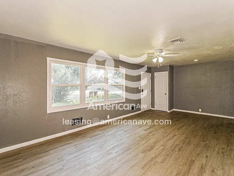 332811_003_living_room_4.jpg