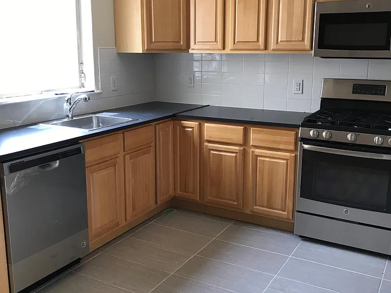 1228 W Master St — Photo 2