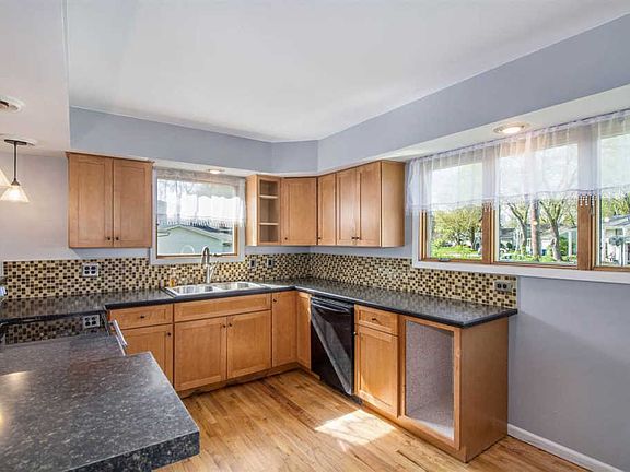 5th image of 11141 Fuller St