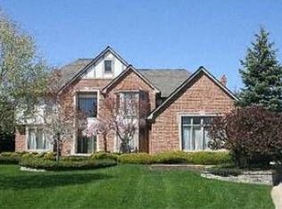 32 Oakbridge Dr, Rochester, MI 48306