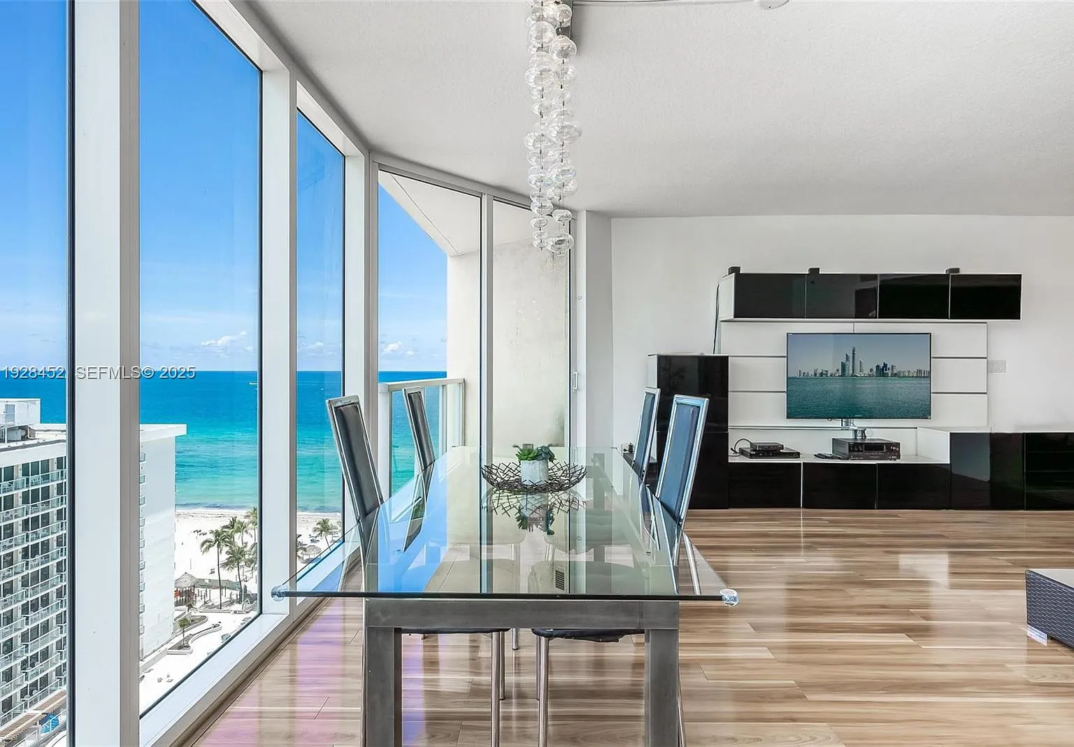 La Perla Condo — Photo 1