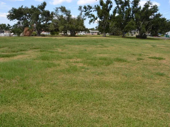 2 Oakridge Dr, Golden Meadow, LA 70357