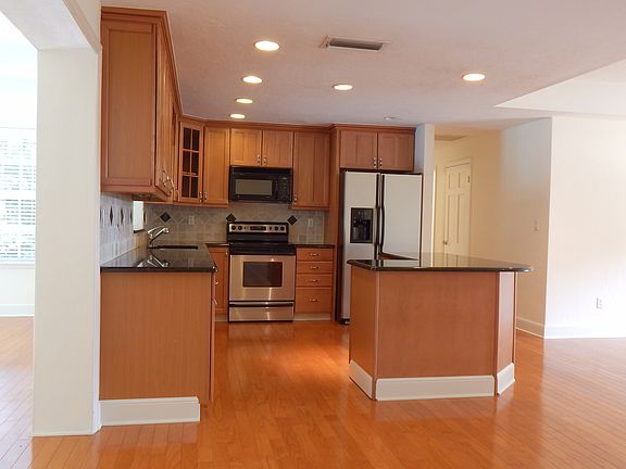 3rd image of 12 Palmetto Dr