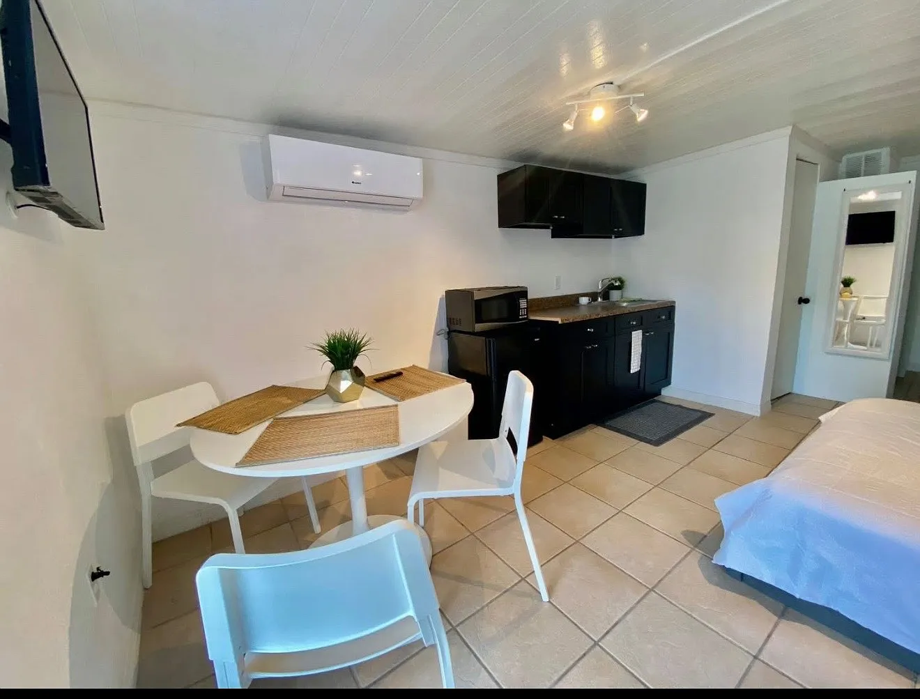 Studio, 375 sqft, $1,100 — Photo 3