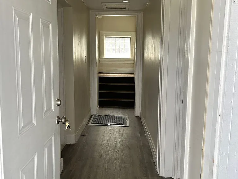 1121 Riverside Dr — Photo 1