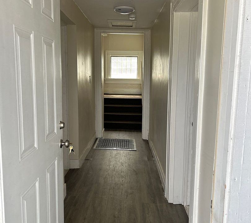 1st image of 1121 Riverside Dr