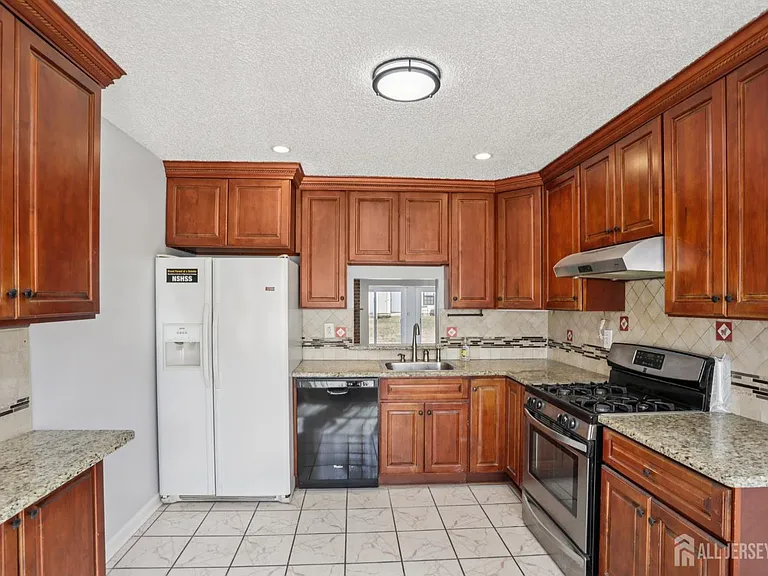 204 Hampshire Ct — Photo 9