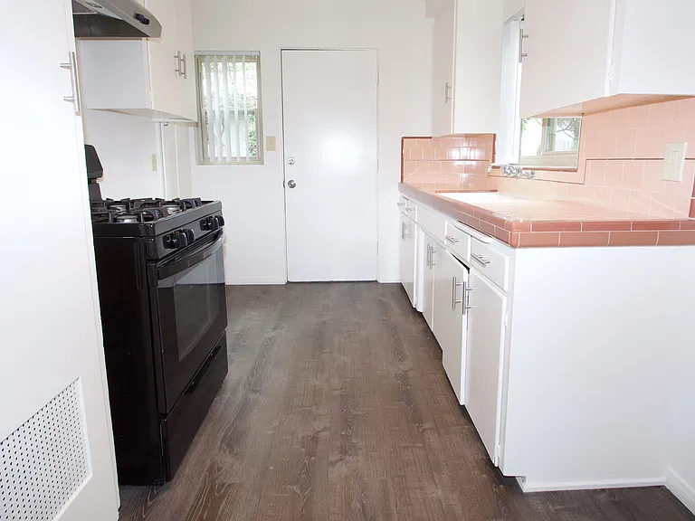 Centrally located 1 Bedroom 1 Bath Apartment Near SDSU & Talmadge! — Photo 6