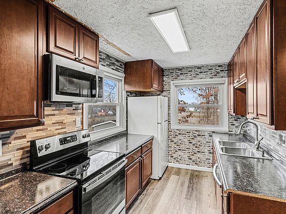 5th image of 211 North Dr