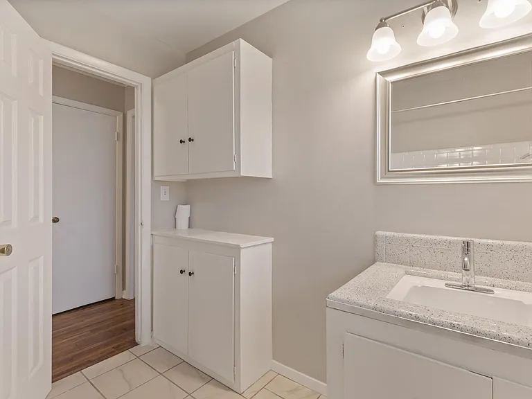 2406 S Yale Ave — Photo 15