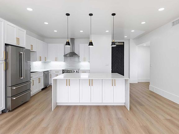 4th image of 1001 Genter St #Penthouse 5
