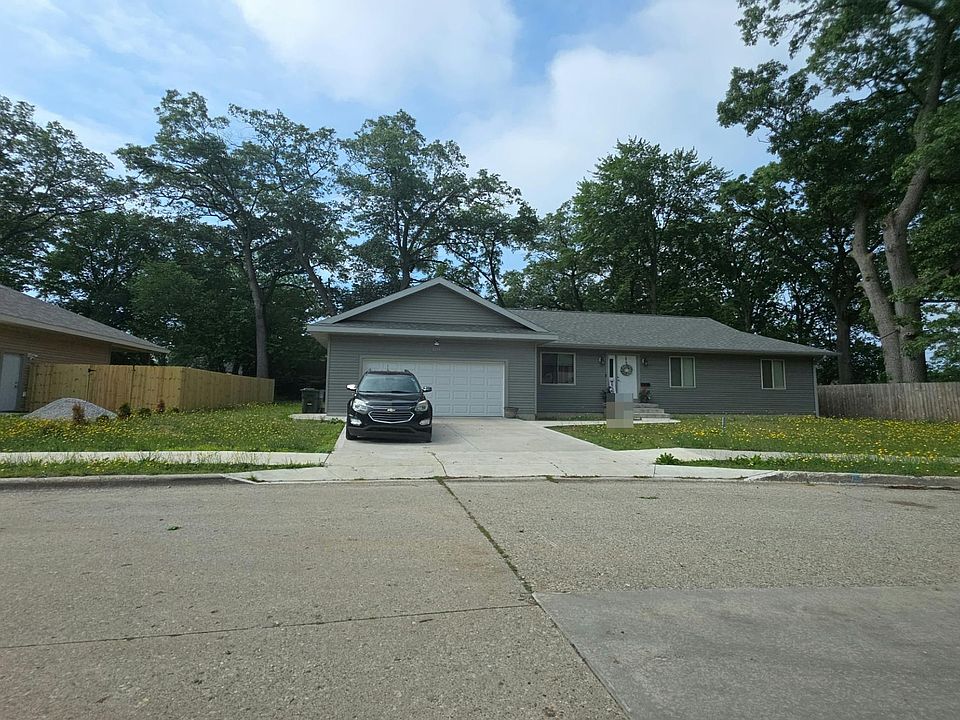 1st image of 1077 Leonard Ave