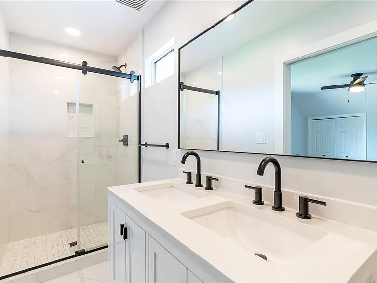 Main Bedroom Bathroom