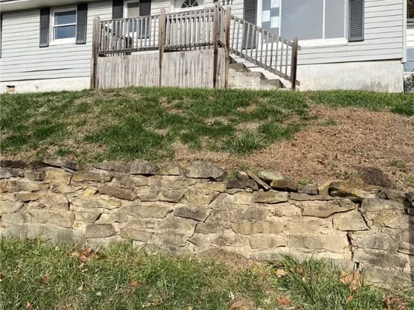 221 Hillside Dr, Nitro, WV 25143
