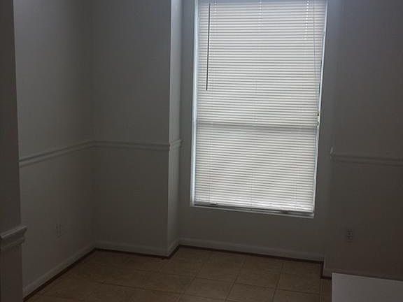5th image of 529 E Lake Cir