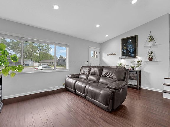 3rd image of 421 Canterwood Ct
