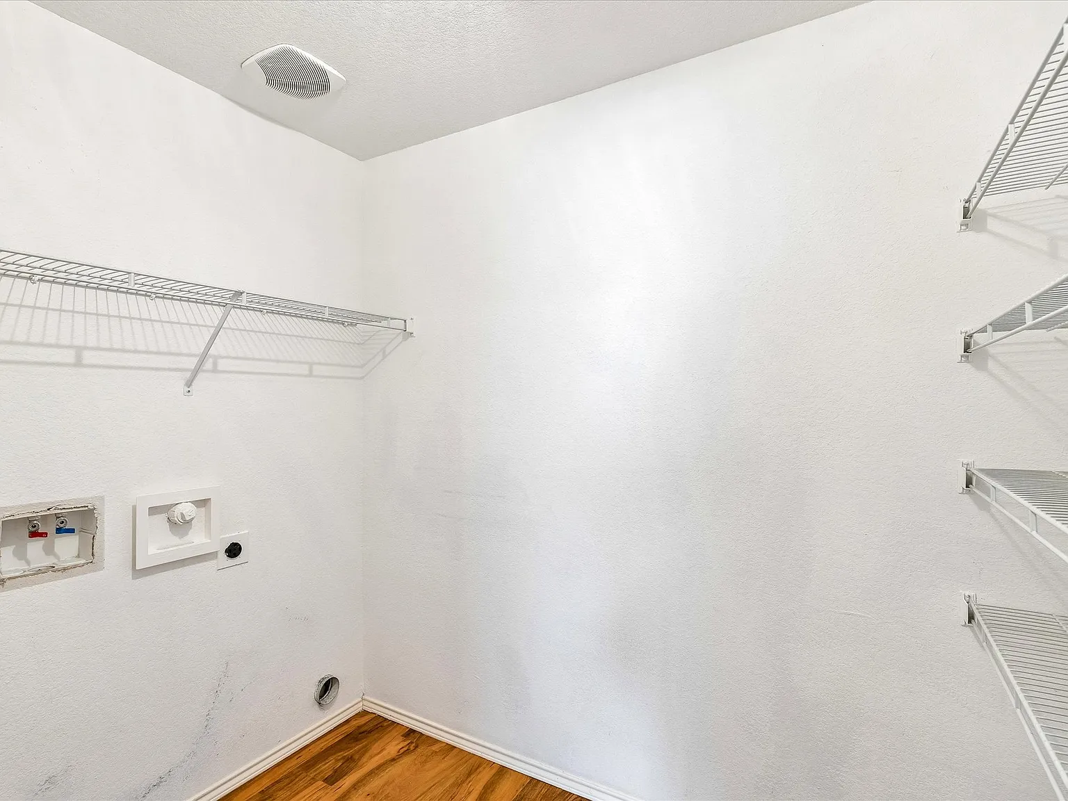 3 bed, 1938 sqft, $2,200 — Photo 3