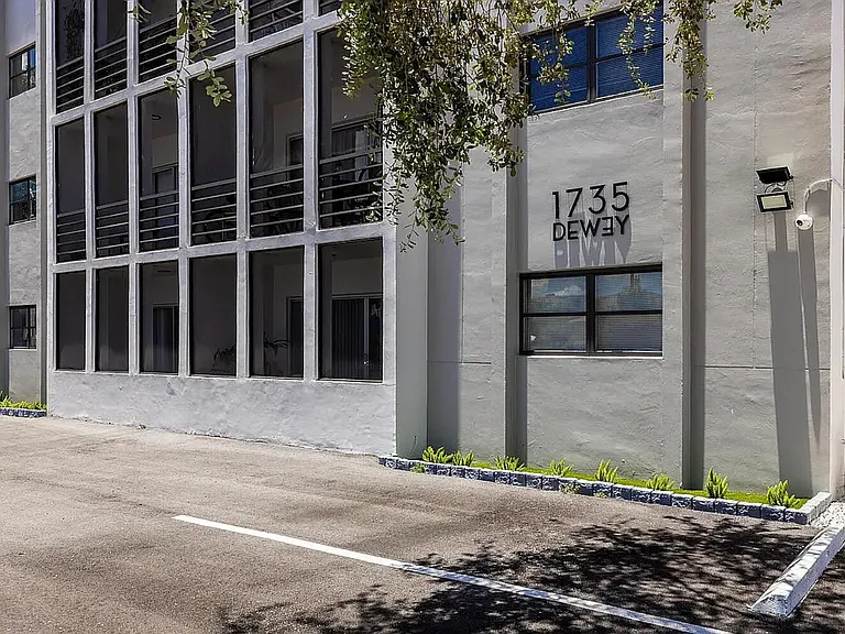 1735 Dewey St #102 — Photo 15
