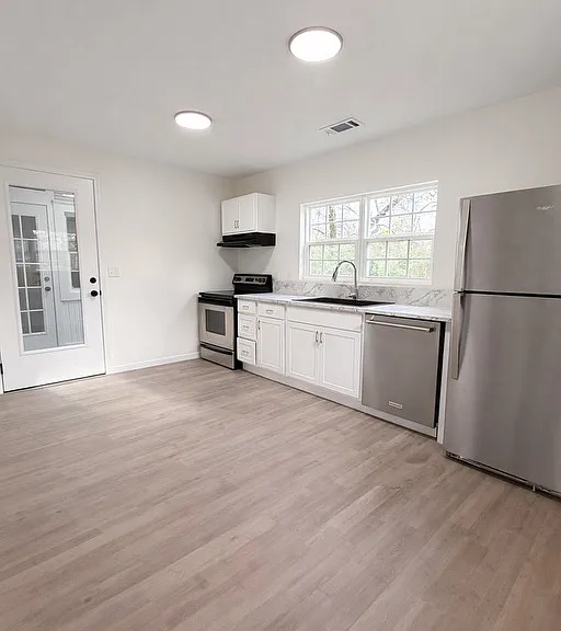 303 Lombardy Ln — Photo 4