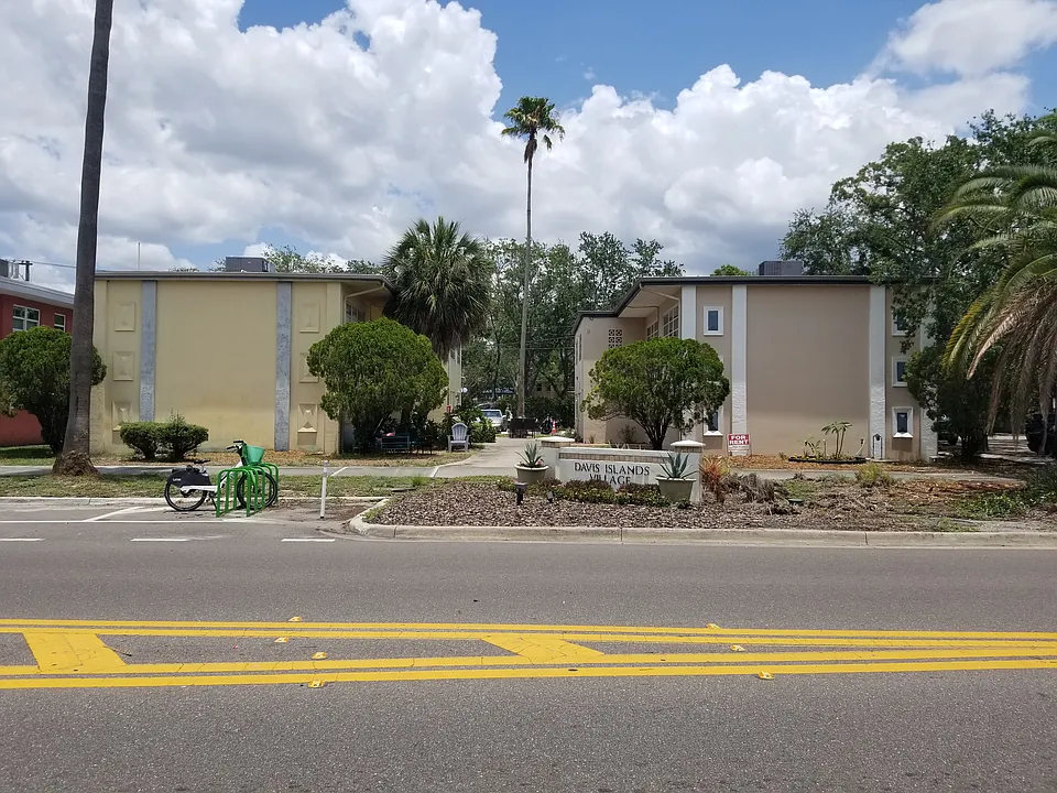 181 E Davis Blvd