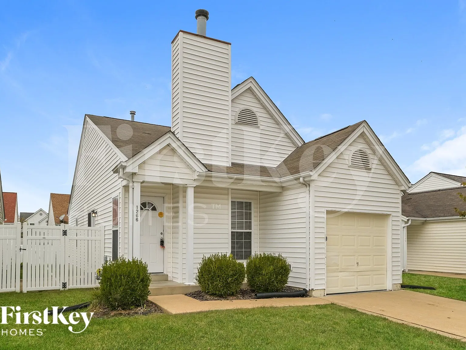 3 bed, 2.0 bath, 1014 sqft, $1,760 — Photo 2