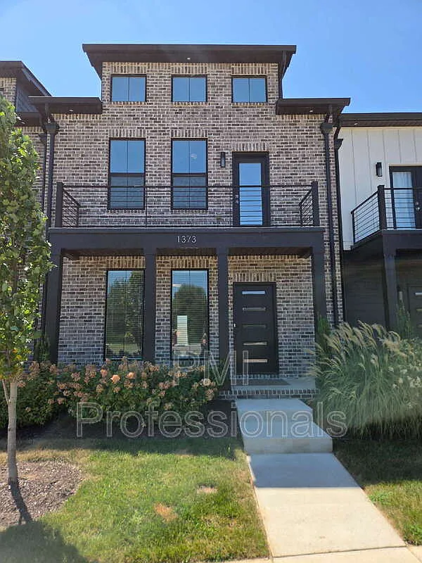 3 bed, 2.5 bath, 1842 sqft, $2,800 — Photo 1