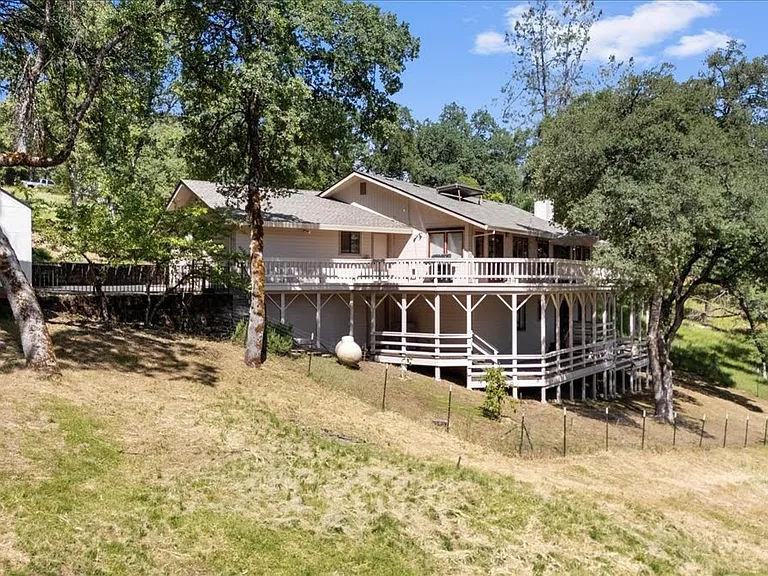 1049 Woodside Ln — Photo 31