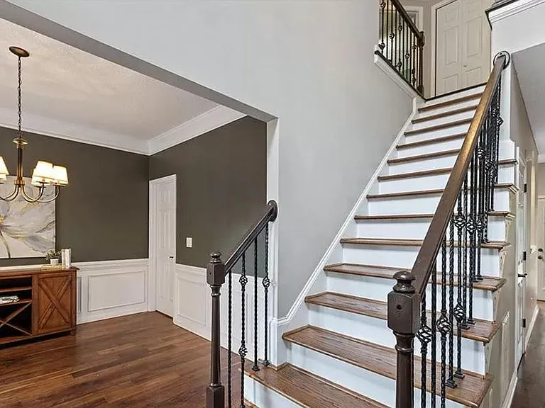 2804 Colmar Ln — Photo 2