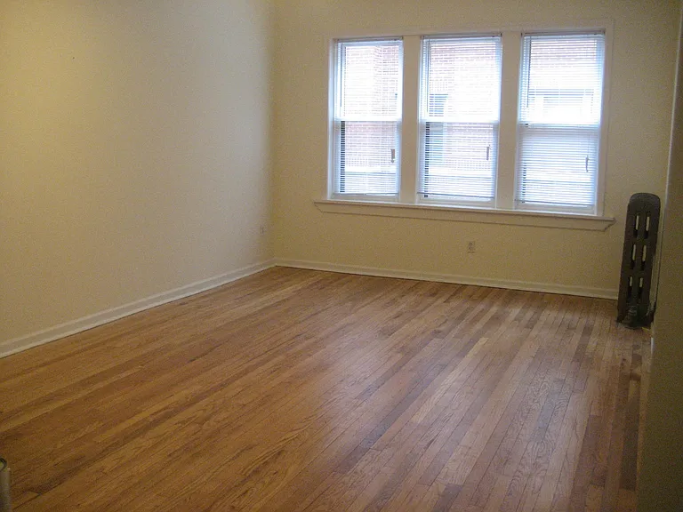 1327 W Addison St — Photo 1