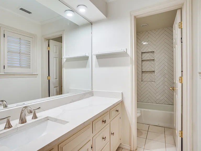 4100 Lovers Ln — Photo 31
