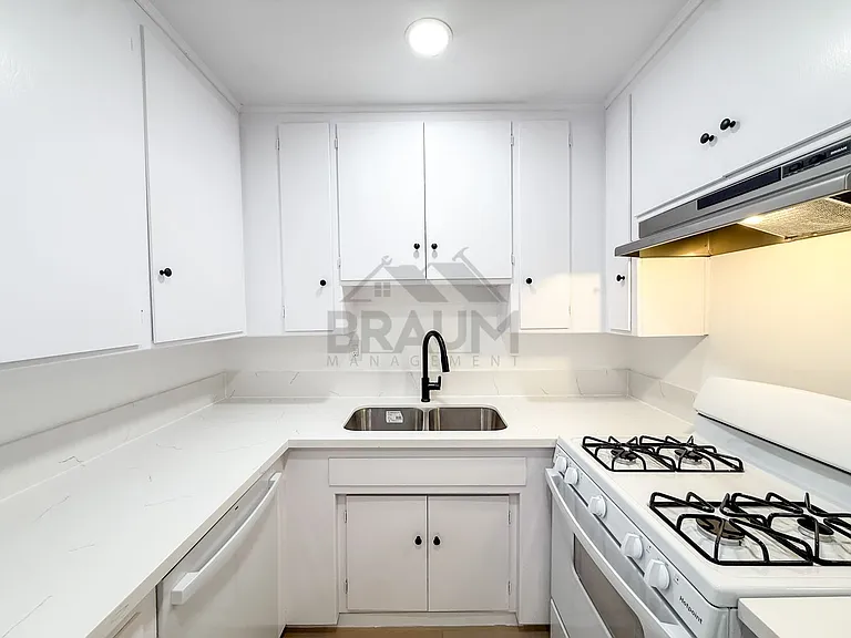 6039 Whitsett Ave — Photo 10