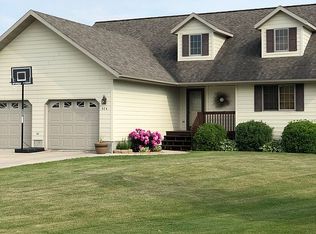 614 Etta Ct, Roseau, MN 56751