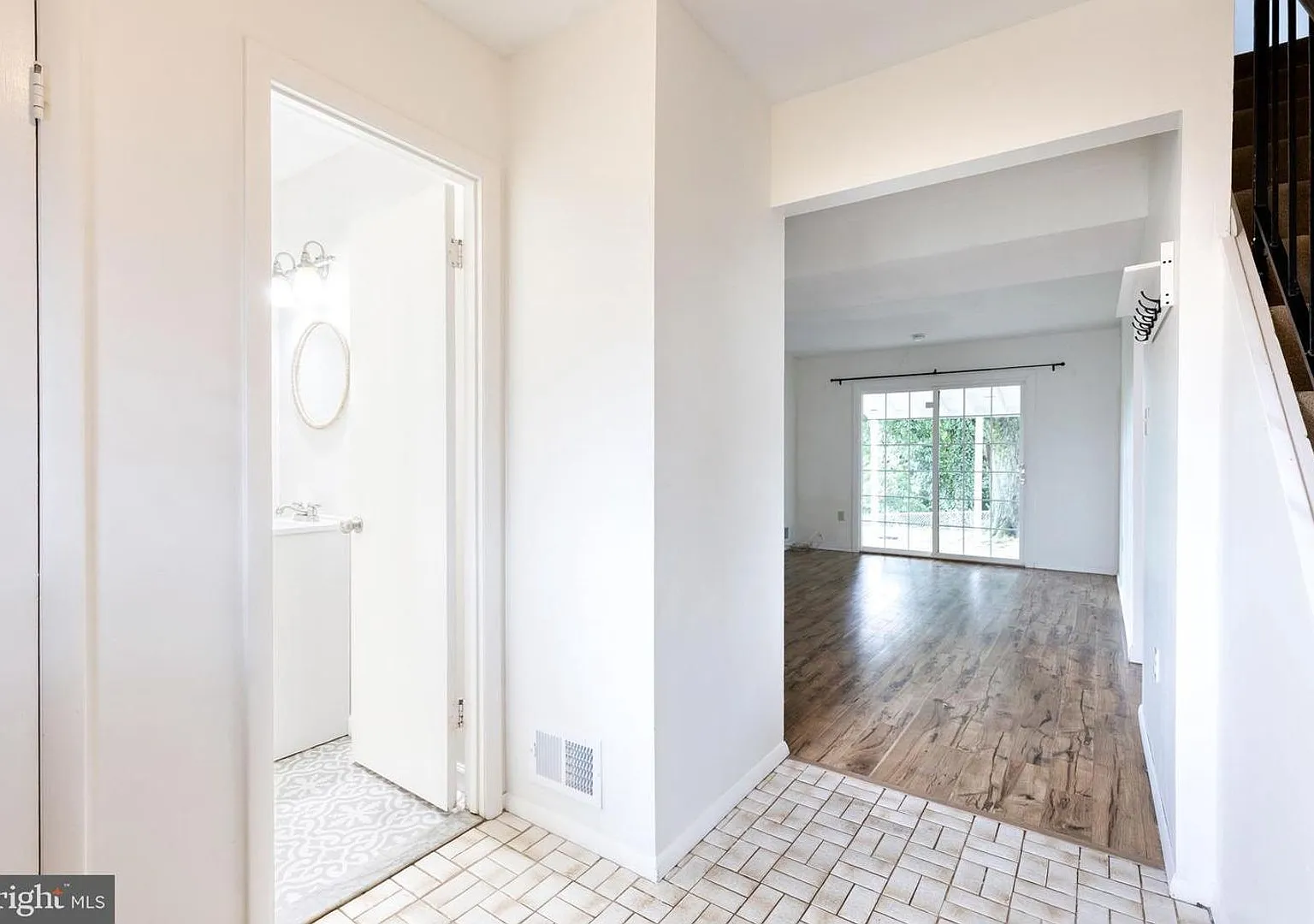 Welcome to this beautifully updated 5bd 2.5bth home! — Photo 2