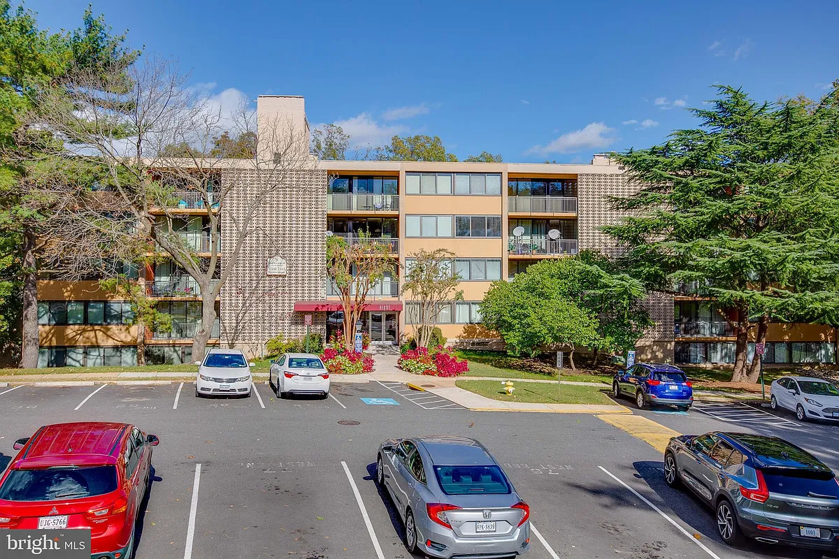 Building Photo - 8 S Van Dorn St #303