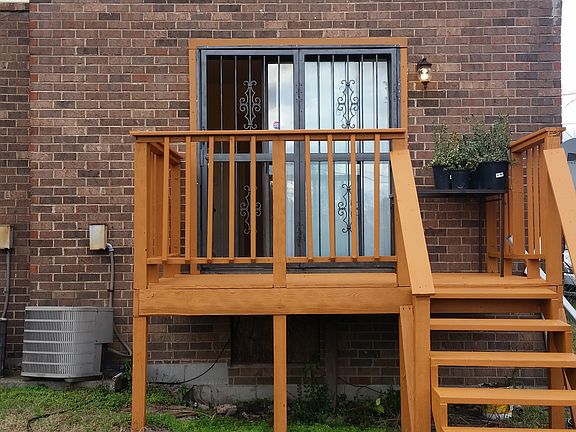 Nice deck. Property is behind Mary's BBQ so it always smell