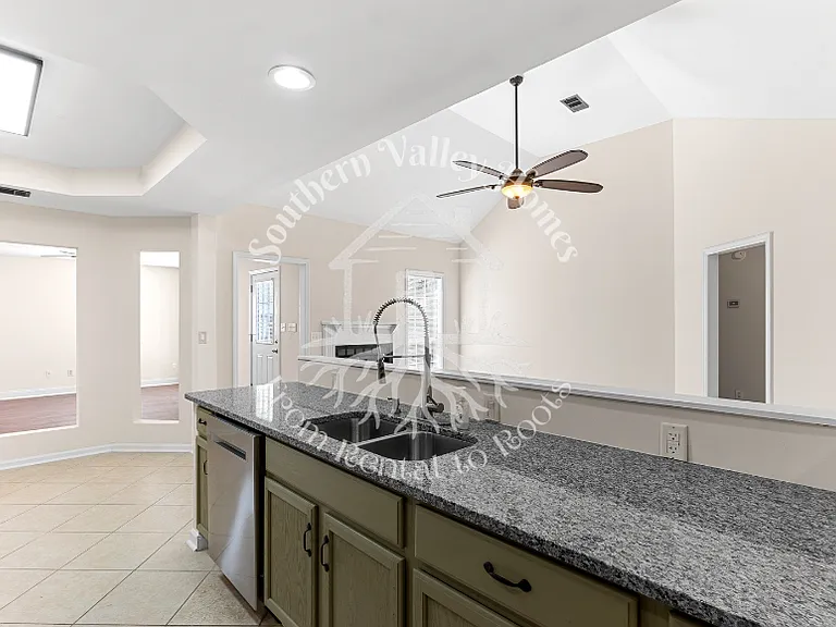102 Duxbury Ct — Photo 10