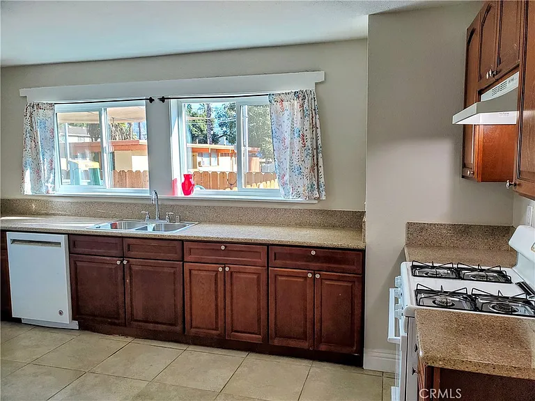 1209 E Central Ave — Photo 2