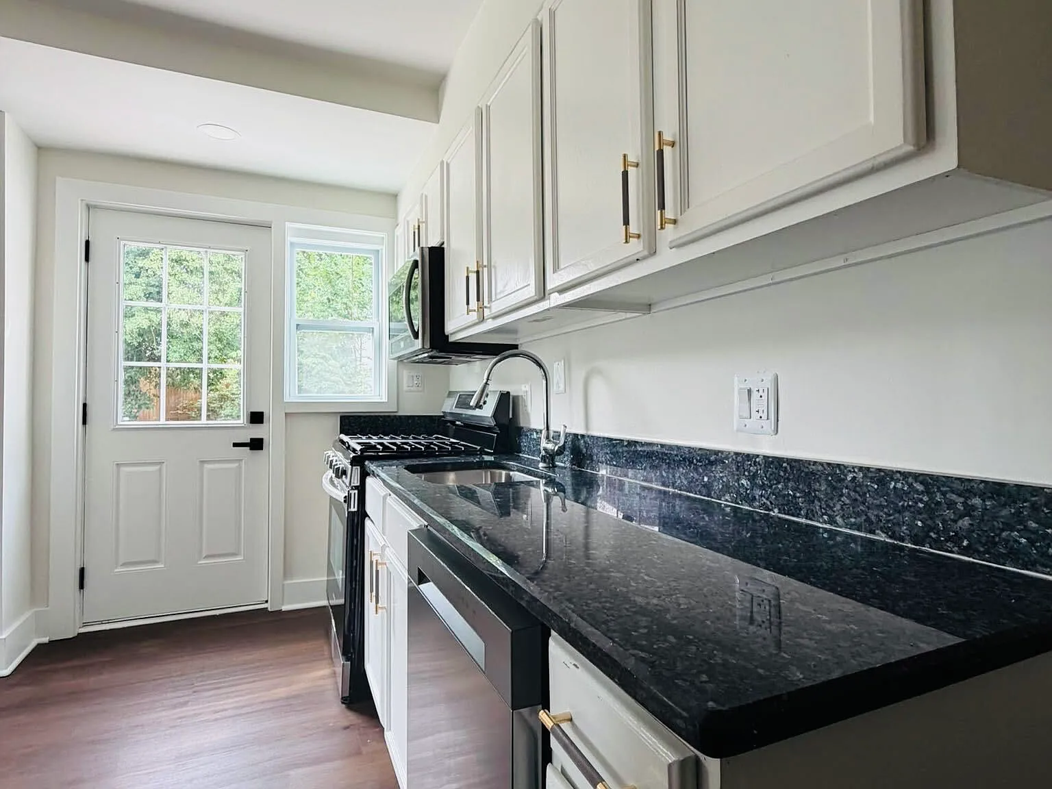 3 bed, 1076 sqft, $2,400 — Photo 4