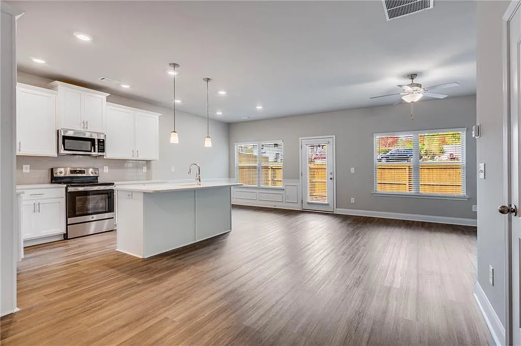 3 bed, 2.5 bath, 1970 sqft, $2,495 — Photo 2