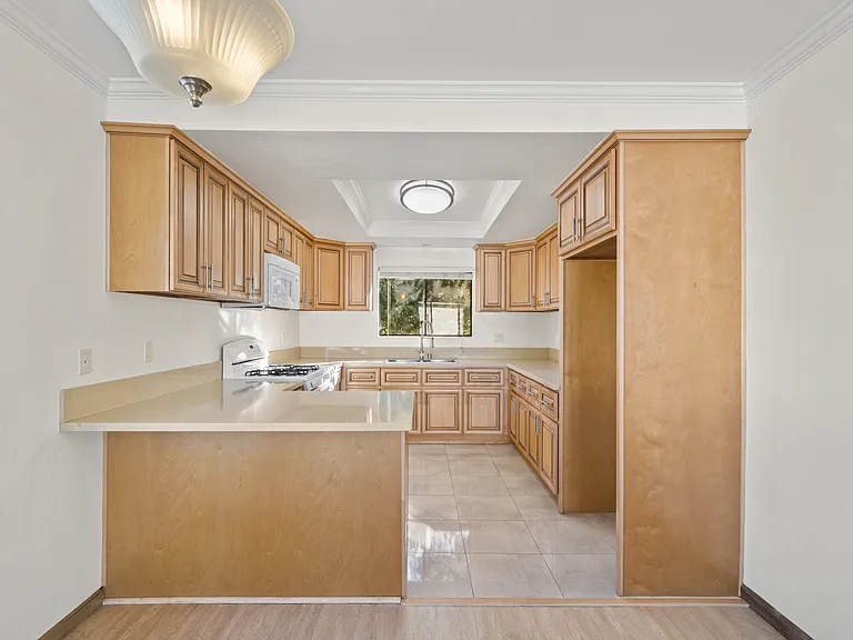 1059 Grover Ave #D — Photo 5