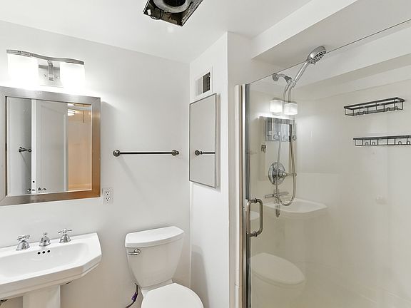 2nd image of 107 Oakwood Dr #B