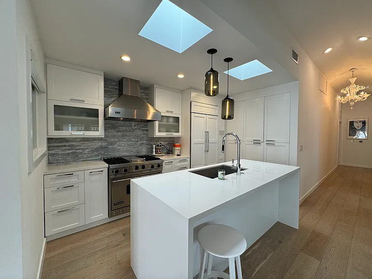 Fully stocked kitchen! Sub-Zero fridge with filtered water and Viking stove